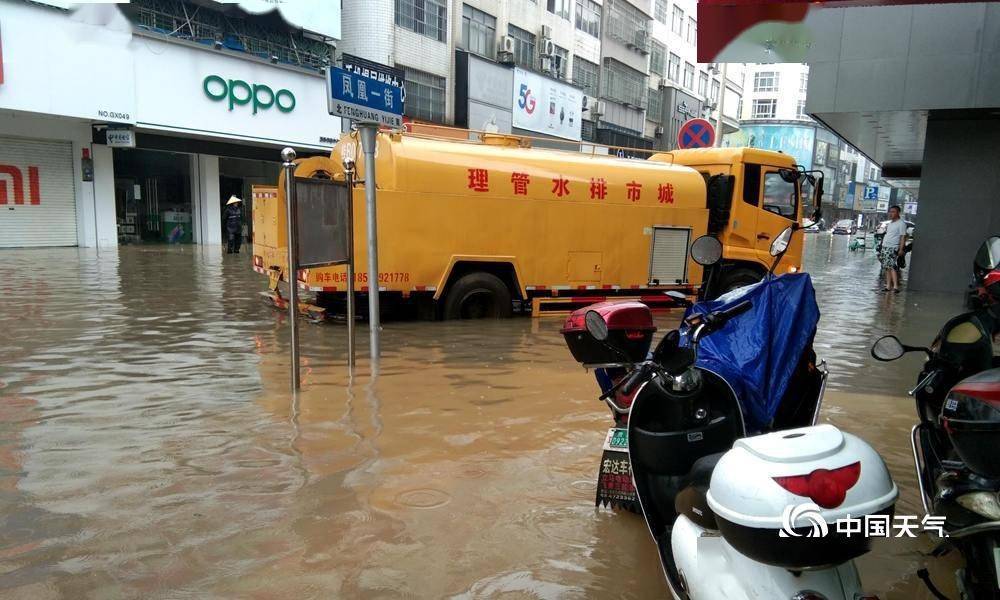 广西遭遇强降雨多地内涝 降雨量破纪录