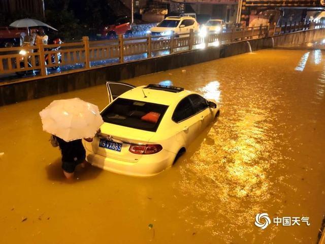 广西遭遇强降雨多地内涝 降雨量破纪录