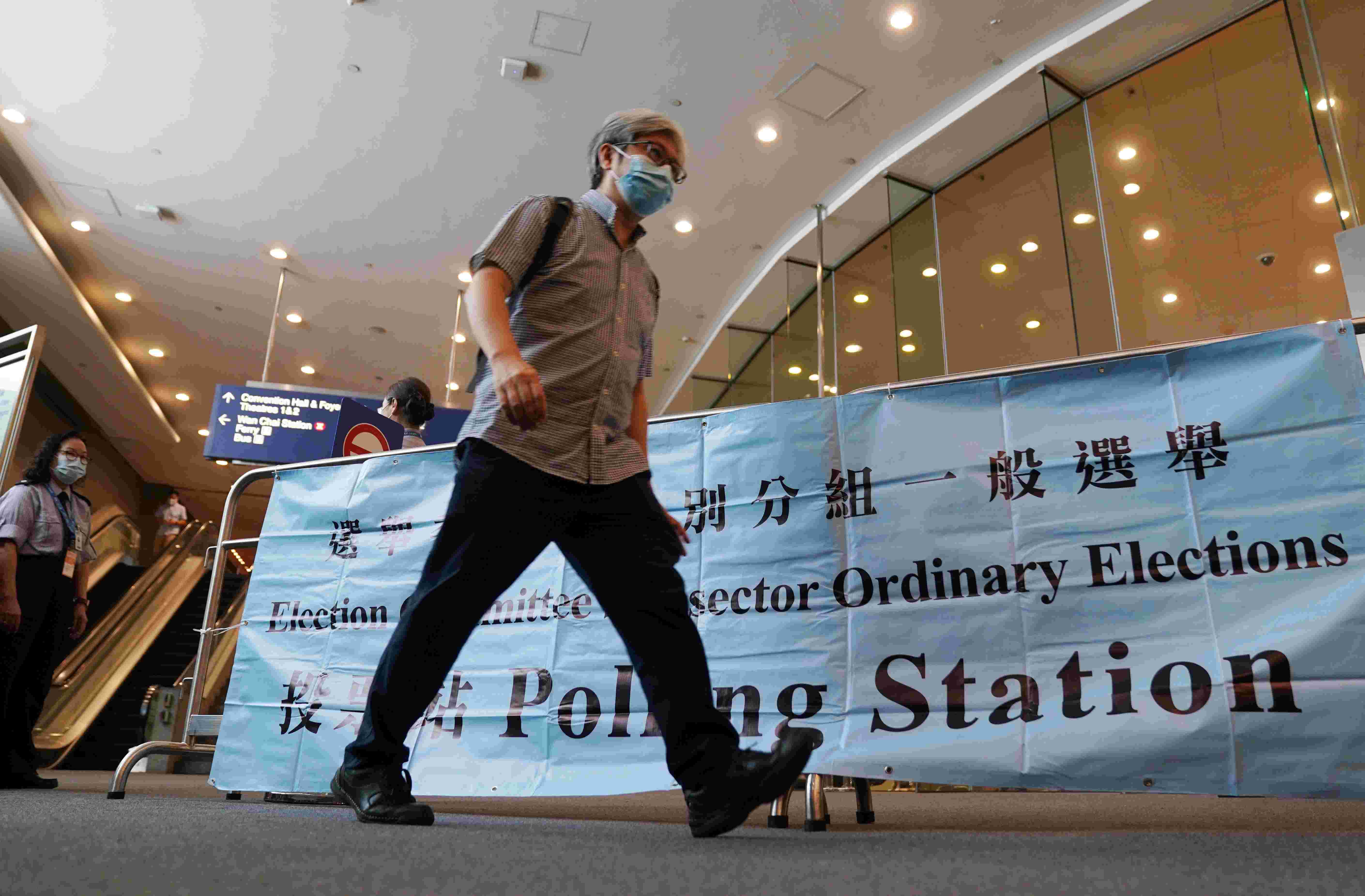 香港特区立法会修例调高约三成烟草税