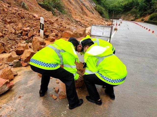 多地暴雨引发汛情 铁路公安全力防汛抗洪保安全