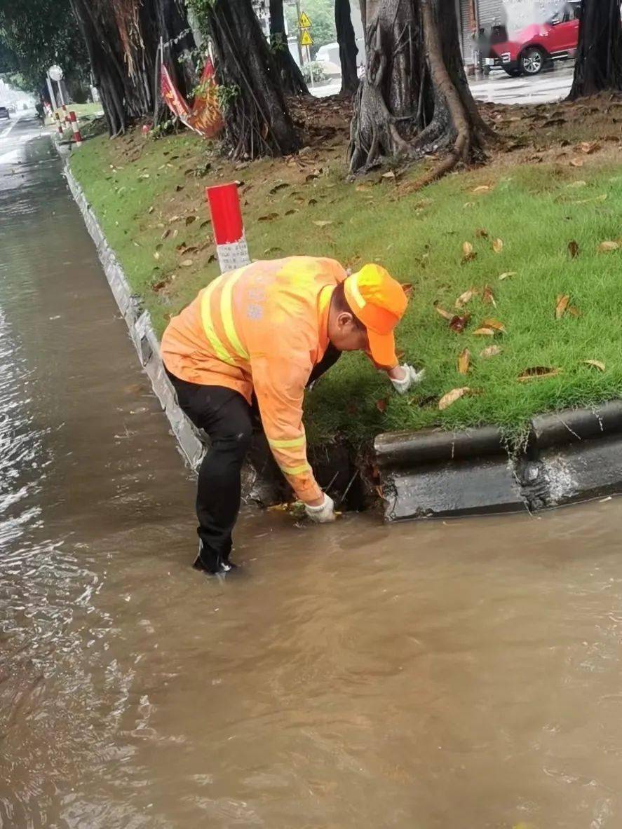 多地暴雨引发汛情 铁路公安全力防汛抗洪保安全