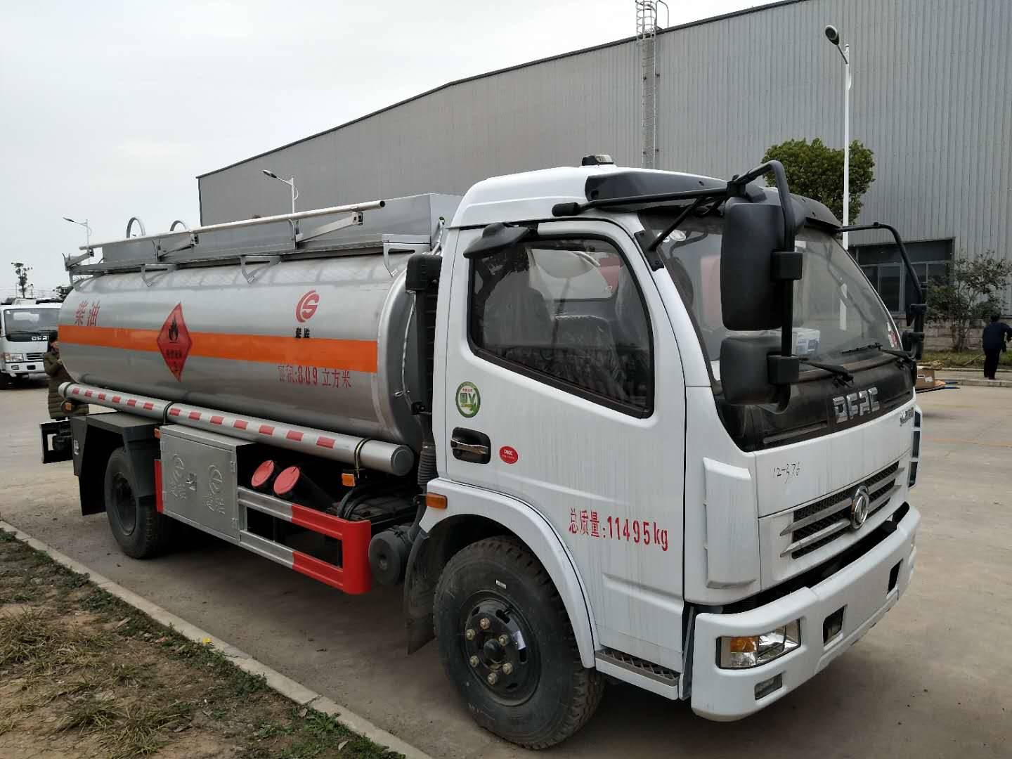 实探中储粮油厂：空停二十余辆油罐车，司机称会对罐体检测