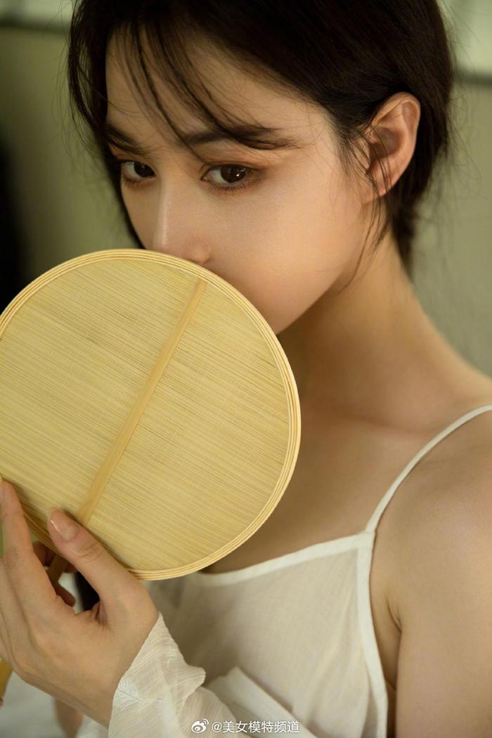 8000元买秀服、90岁上T台⋯⋯老人中流行“出道”当模特！给张馨予设计“东北大棉袄”的设计师也在干这个
