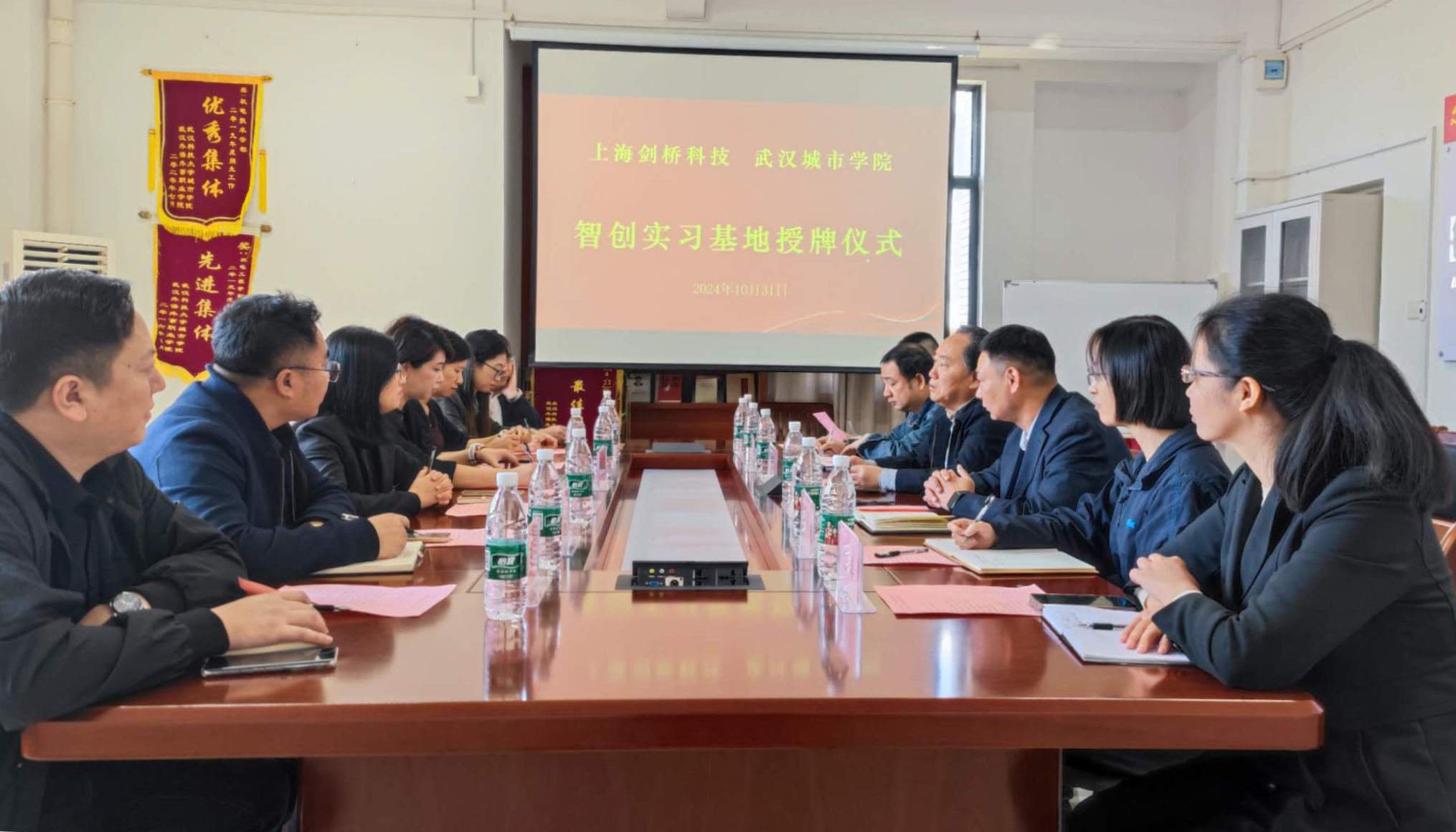 剑桥科技：公司主要采用直接销售模式，以JDM和ODM合作模式为主，与通信设备制造商等客户直接对接
