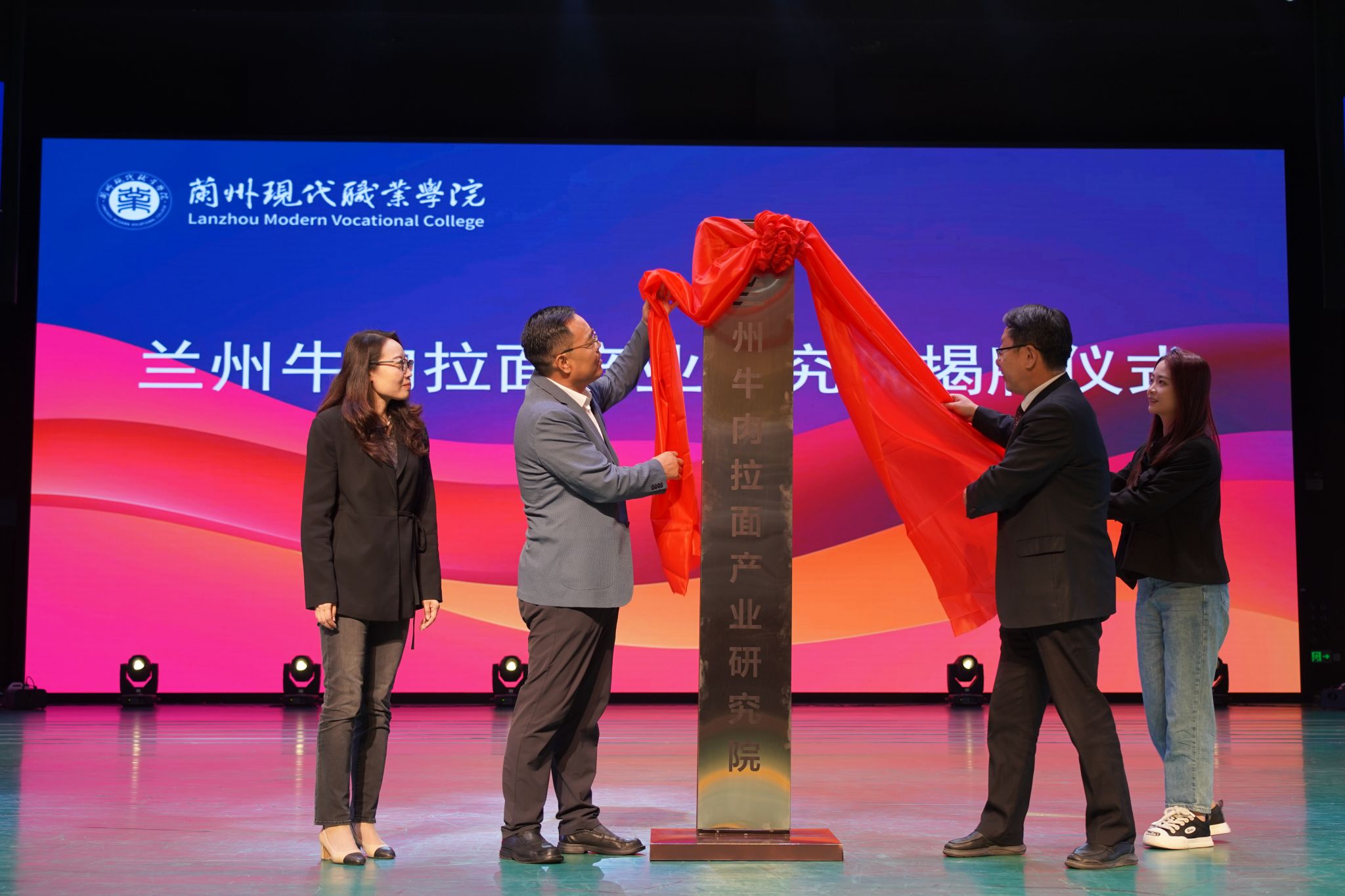 人保伴您前行,人保车险_体育场馆产业的融合创新之路：从兰州奥体中心看行业转型新范式