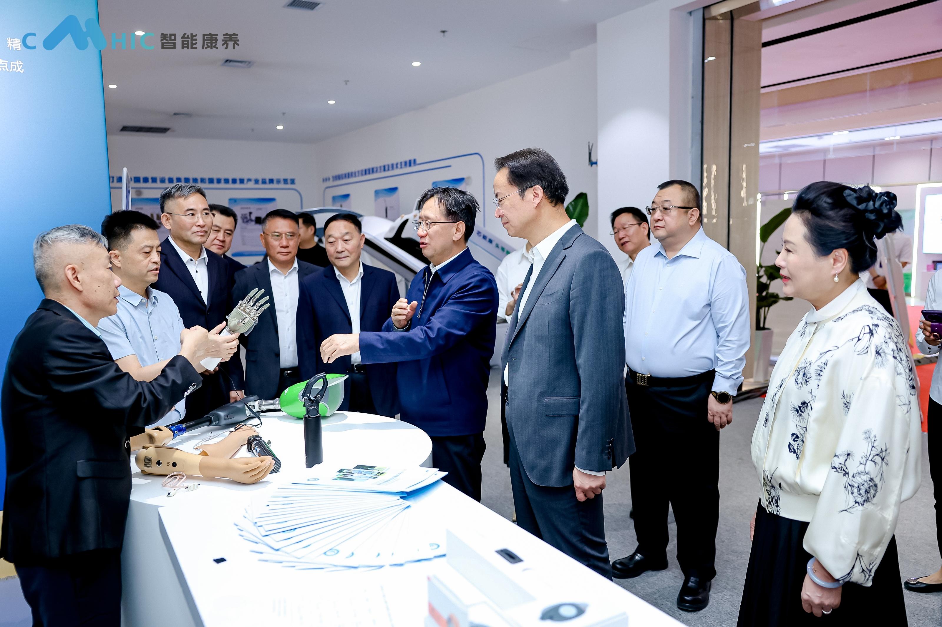 AI赋能银龄生活！海尔康养“1+5+N”全场景解决方案闪耀2025AID