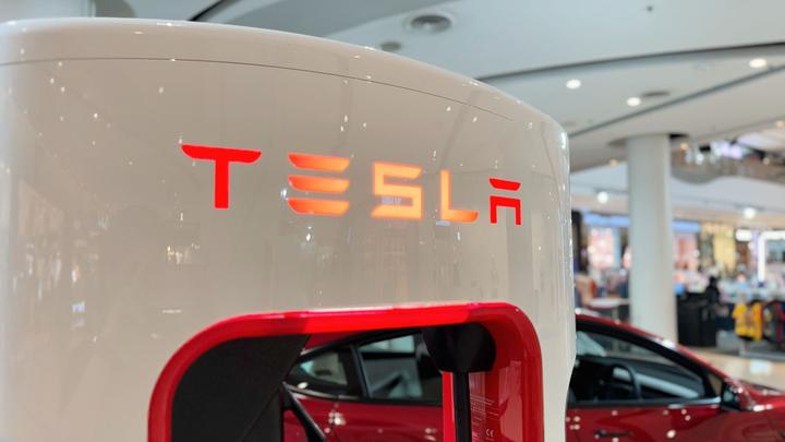 停车后自动转向，特斯拉Robotaxi发生首起碰撞事故！马斯克最新发声，特斯拉股价大涨