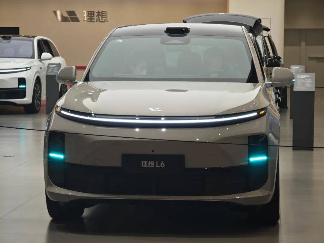 理想首款纯电SUV上市，i8价格公布：32.18万元起！李想：这给了预算不够但喜欢MEGA的用户一个选择