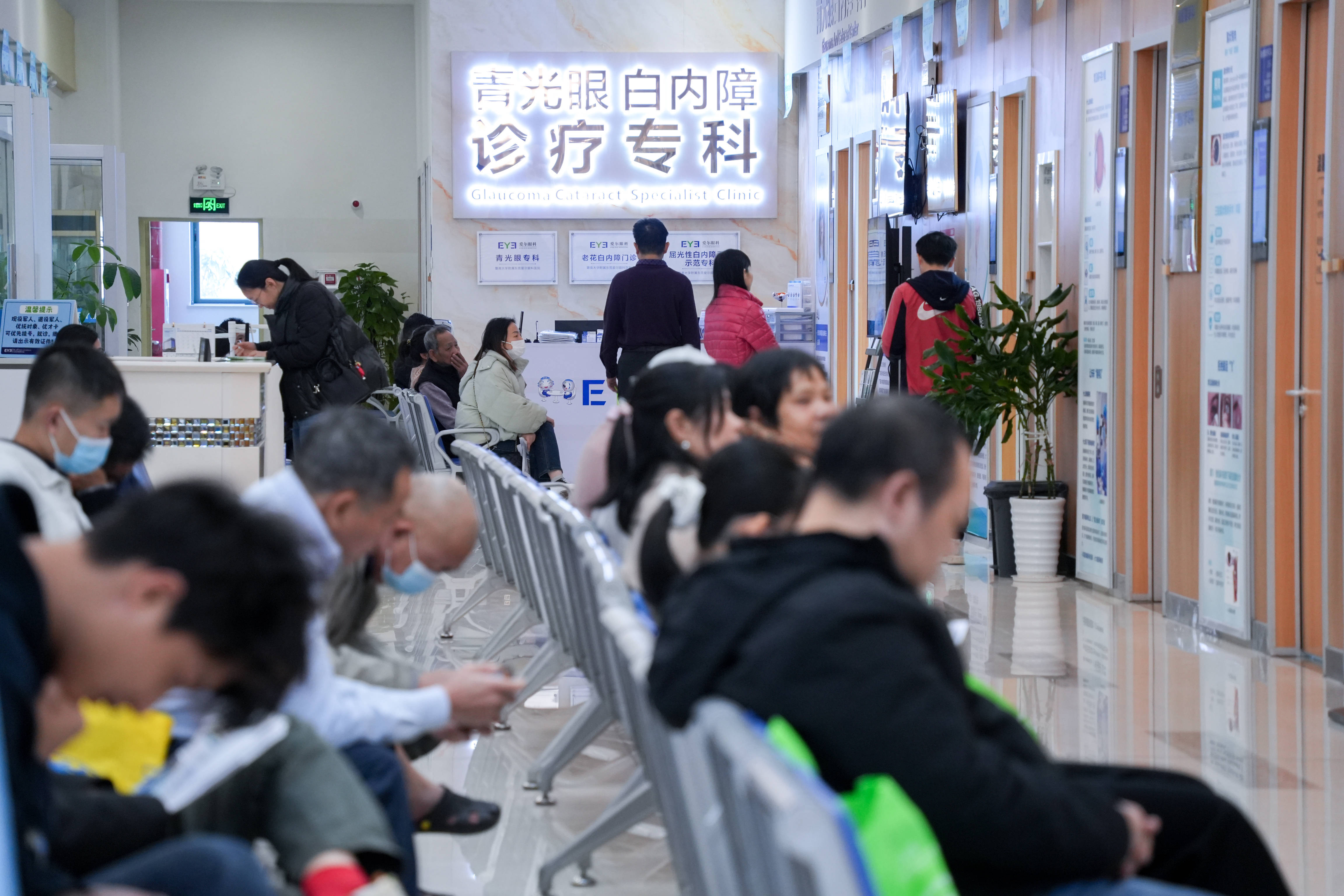 爱尔眼科：公司的欧洲子公司经验丰富，老花手术业务发展良好