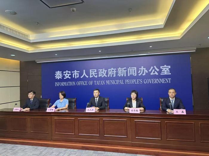 第39届泰山国际登山比赛鸣枪起跑