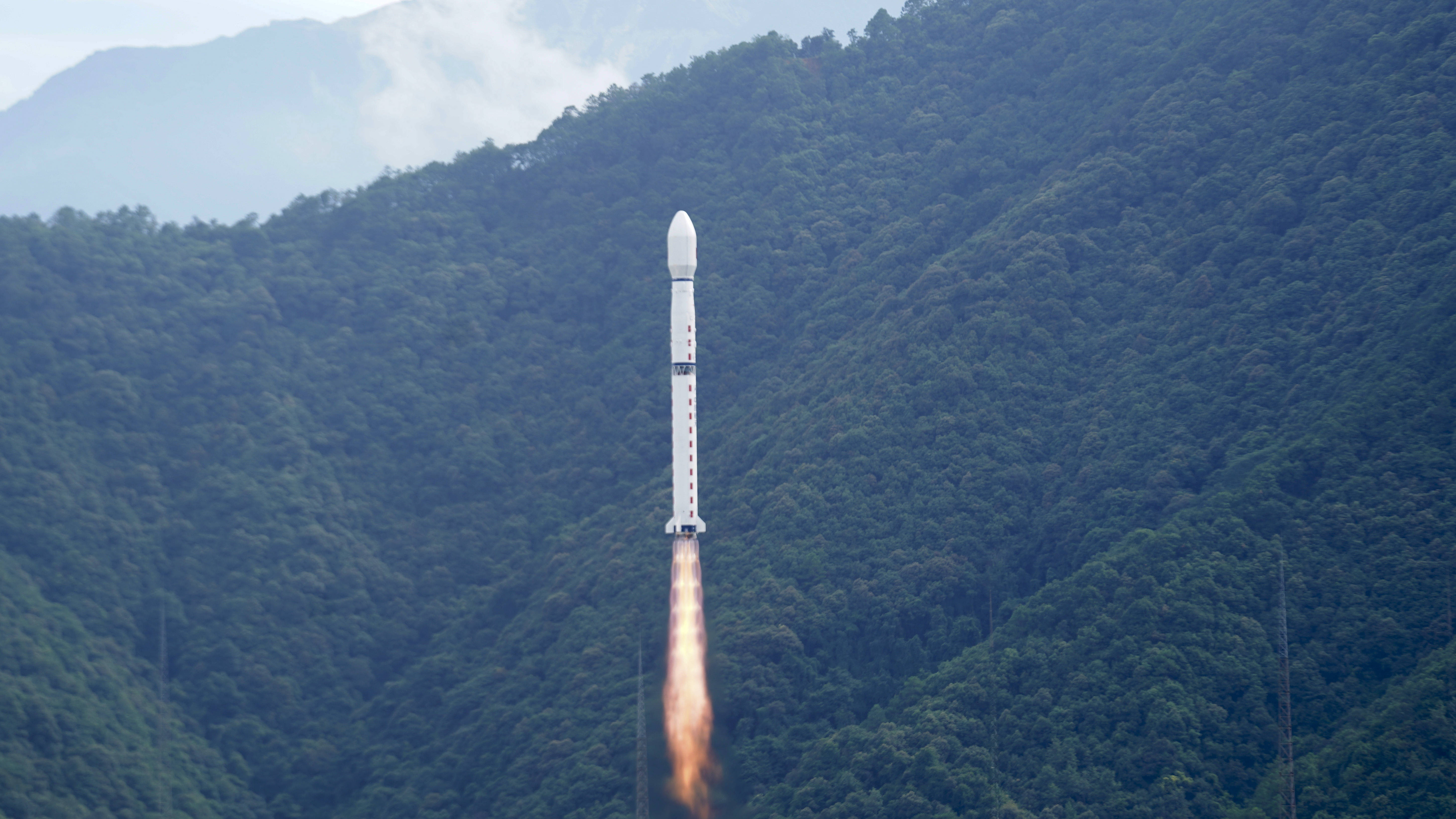 长二丁火箭第100发 试验三十号卫星01、02星成功发射