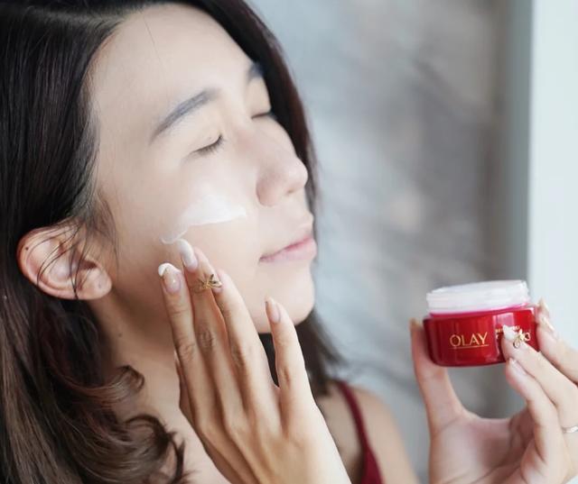 自然堂启动赴港IPO！2025年获欧莱雅、加华资本超7亿元投资丨港美股看台·IPO观察