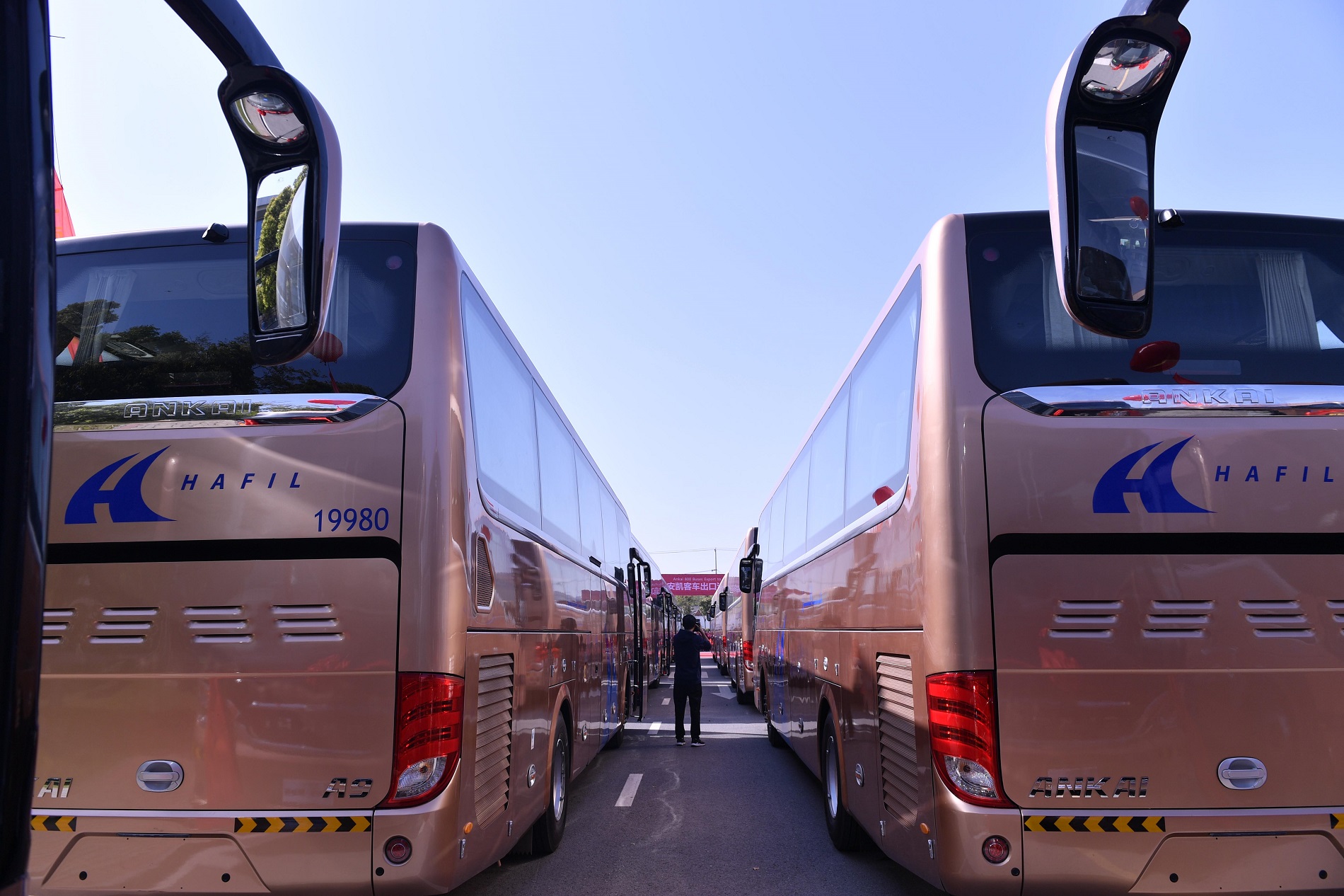 岱勒新材董事康戒骄减持6.8万股，减持金额97.04万元