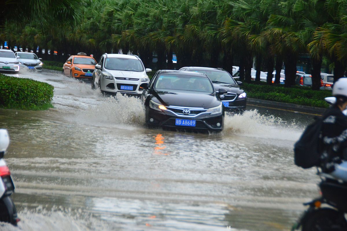 “麦德姆”致海口出现强降雨 市区十余条道路积水