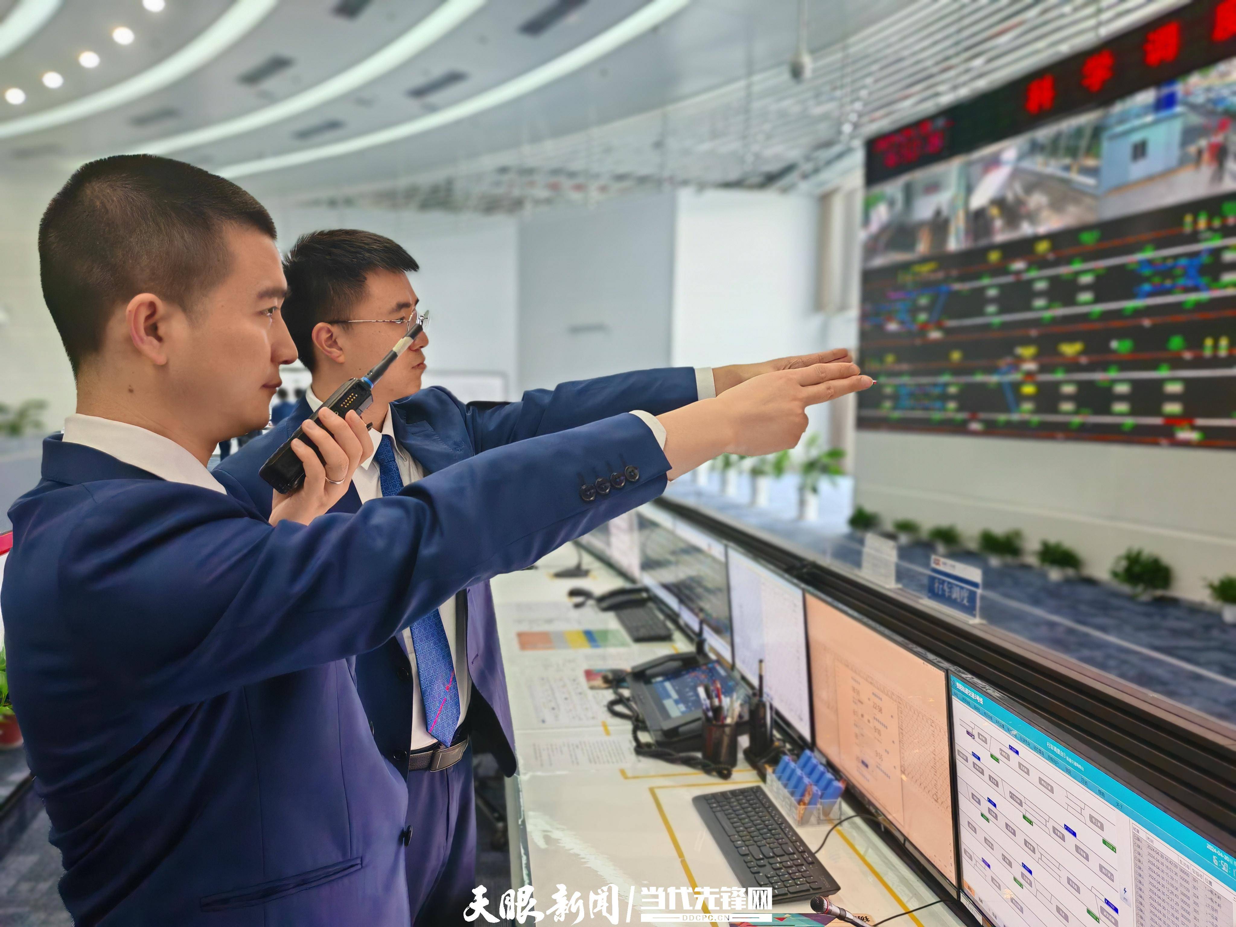 中国“双节”民众出行热情空前高涨 假日经济显活力