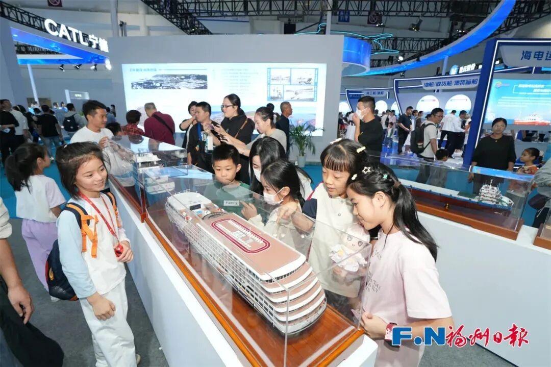 海报丨超七千种海洋科技装备亮相2025世界航海装备大会