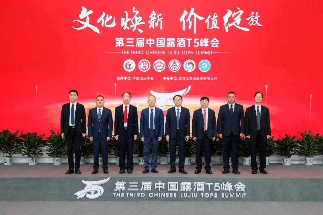 陈华接替张德芹任茅台集团党委书记