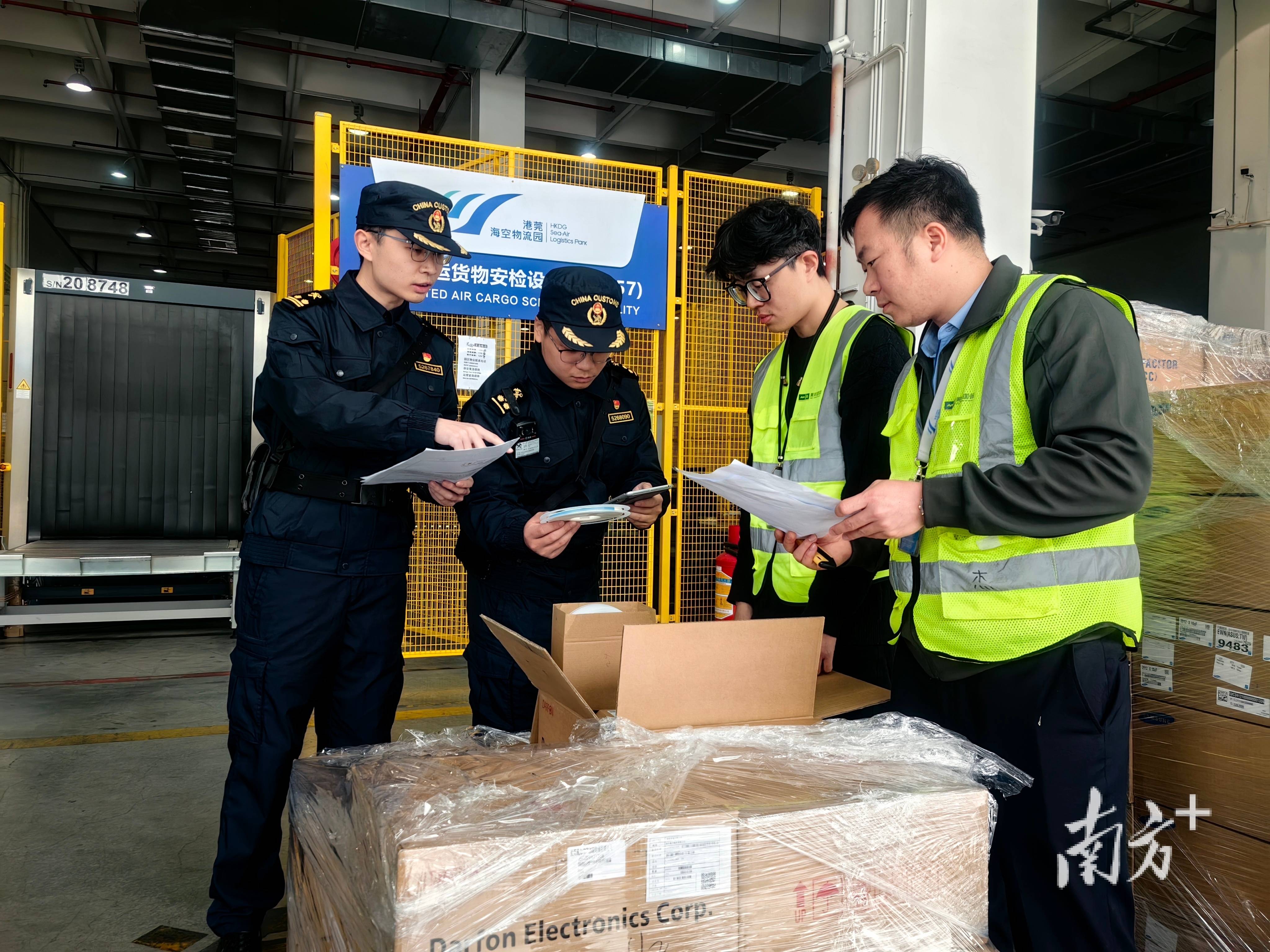 拱北口岸本年度出入境旅客量突破1亿人次;广州白云机场T3即将启用丨大湾区财经早参