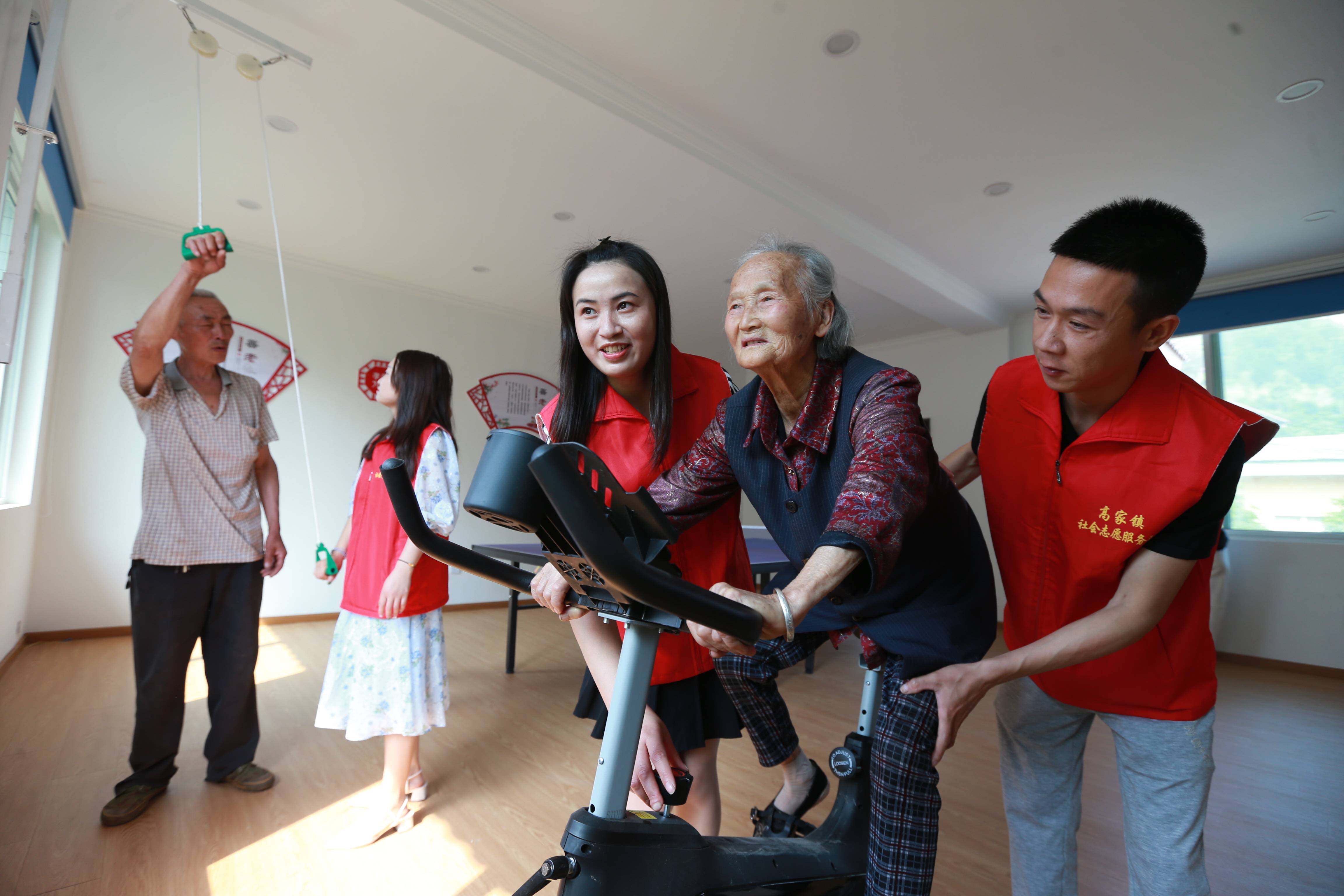 从“养老”到“享老”:银发族青睐展演研学新体验