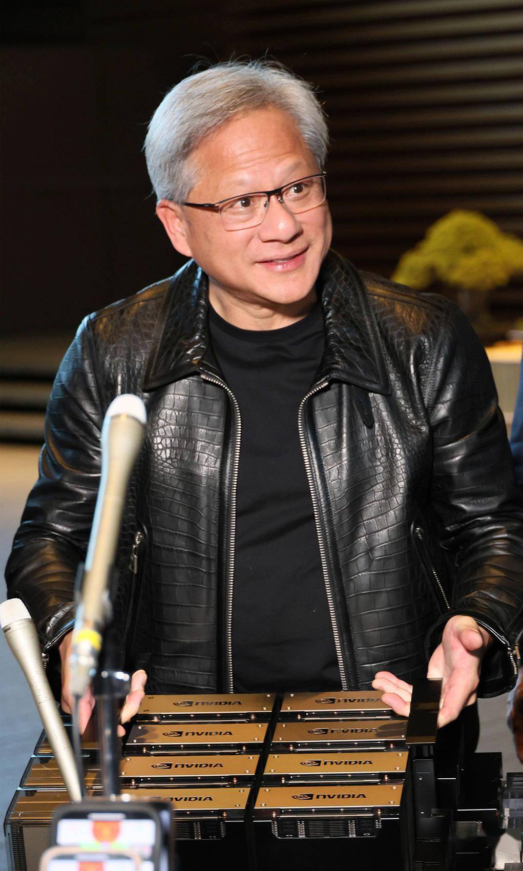 美股月线六连涨；套现超10亿美元！黄仁勋完成售股计划；神舟二十一号航天员乘组顺利进驻“天宫”；理想道歉，召回1.1万辆MEGA丨每经早参