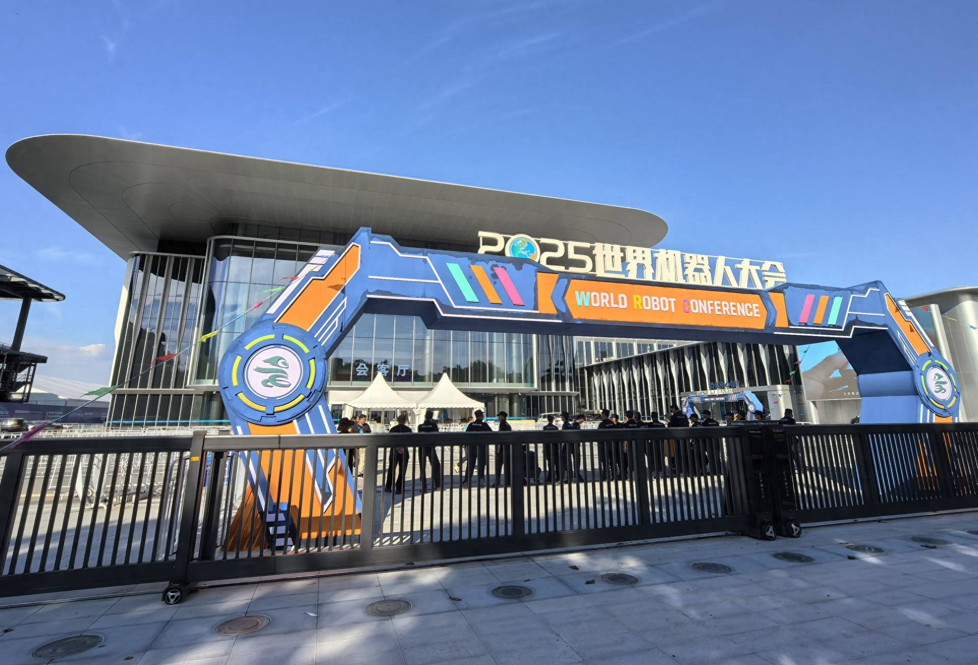 第八届进博会｜人形机器人格斗表演亮相进博会