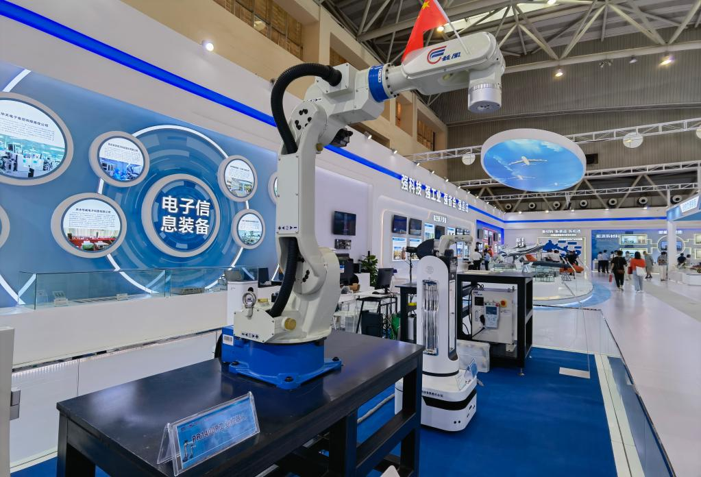 上海振华重工集团进博会上与12家海外供应商签订28亿元采购合同