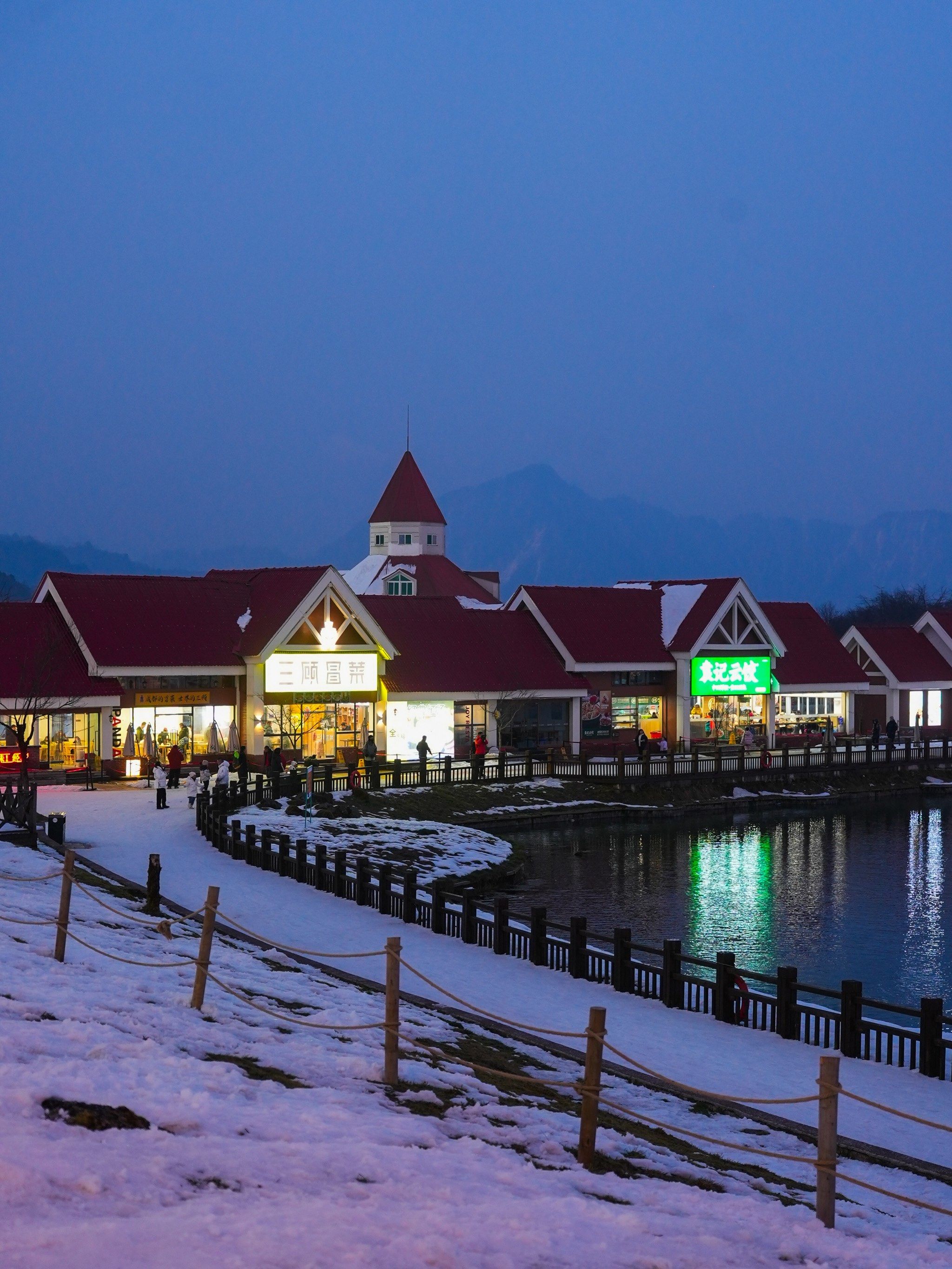 天府文旅:西岭雪山景区运营正常,景区内滑雪场项目视天气情况一般于每年12月中下旬正式开板