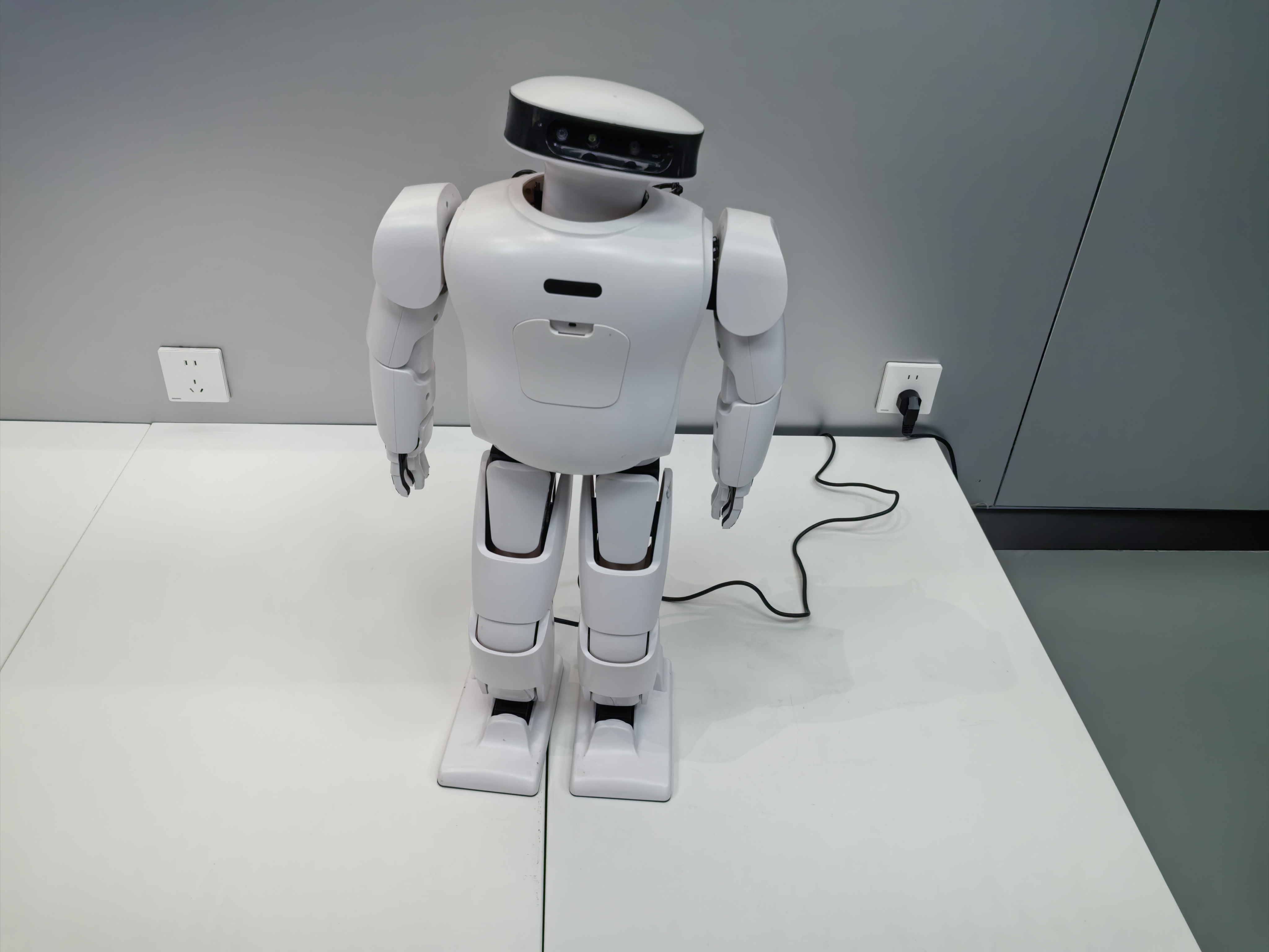 俄罗斯研制出首款具身智能人形机器人