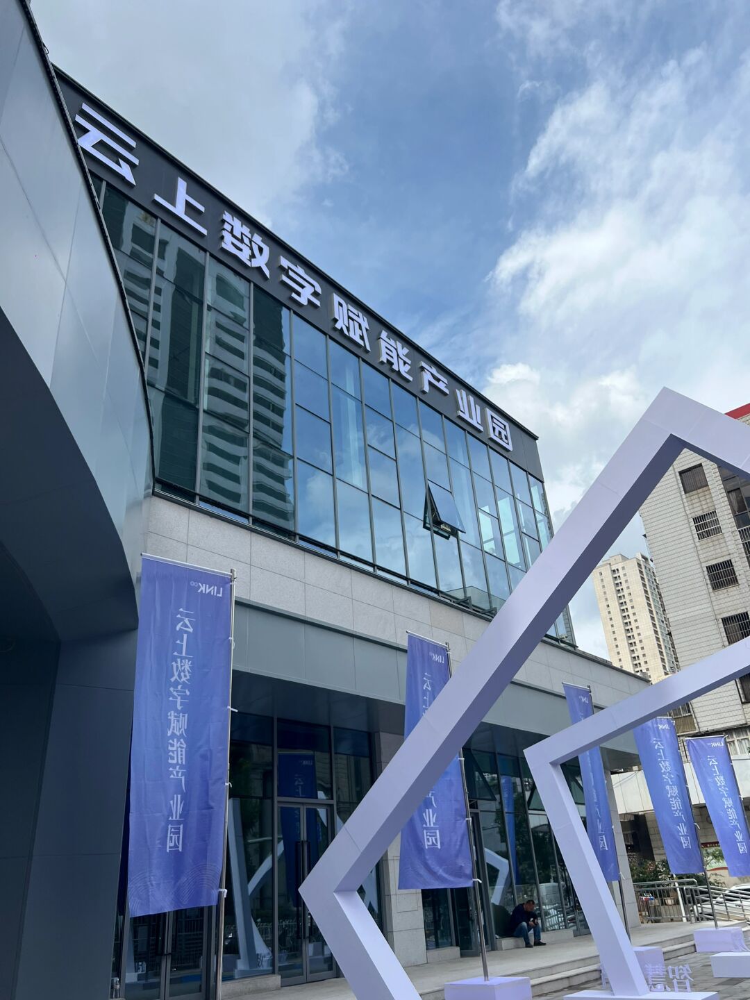 上海:到2028年底建成3―5个具有示范效应的“AI+餐饮”融合场景试点和一批智能化中央厨房