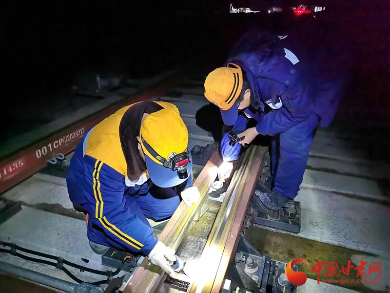 “钢轨医生”：坐着“房车”做“B超” 每年检测线路约3万公里