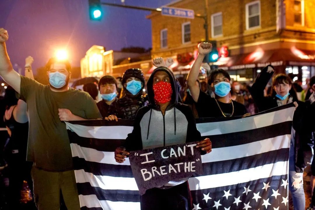 洛杉矶抗议升级!三弹齐发射向抗议人群,高速公路遭阻断!特朗普强硬表态,加州州长:撤回国民警卫队