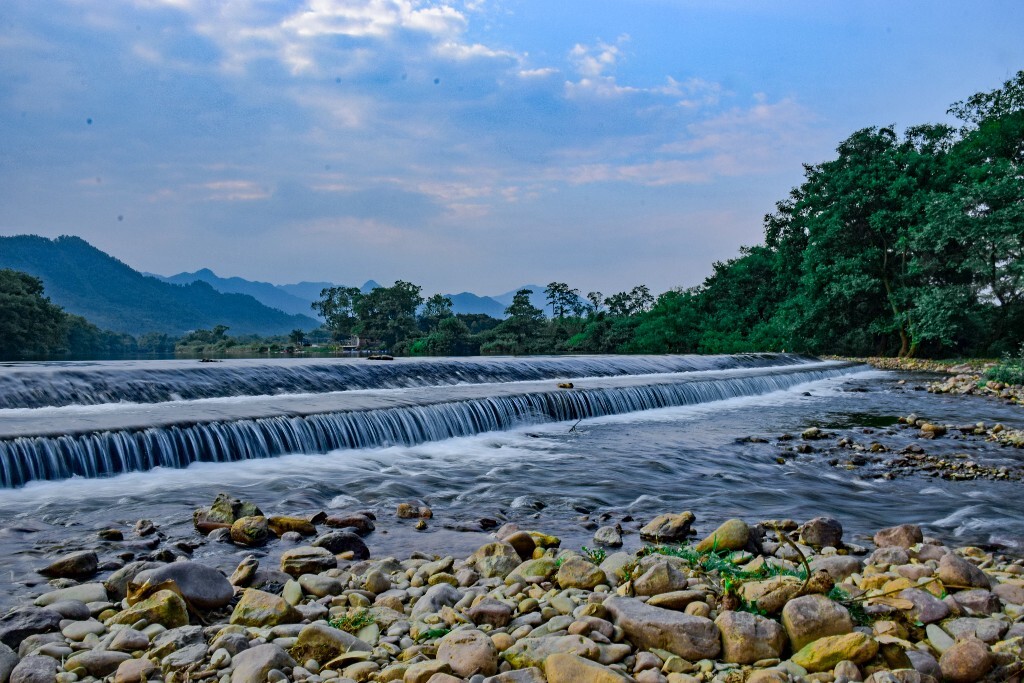 桂林旅游：拟在产权交易机构公开挂牌遴选生动莲花项目合作方