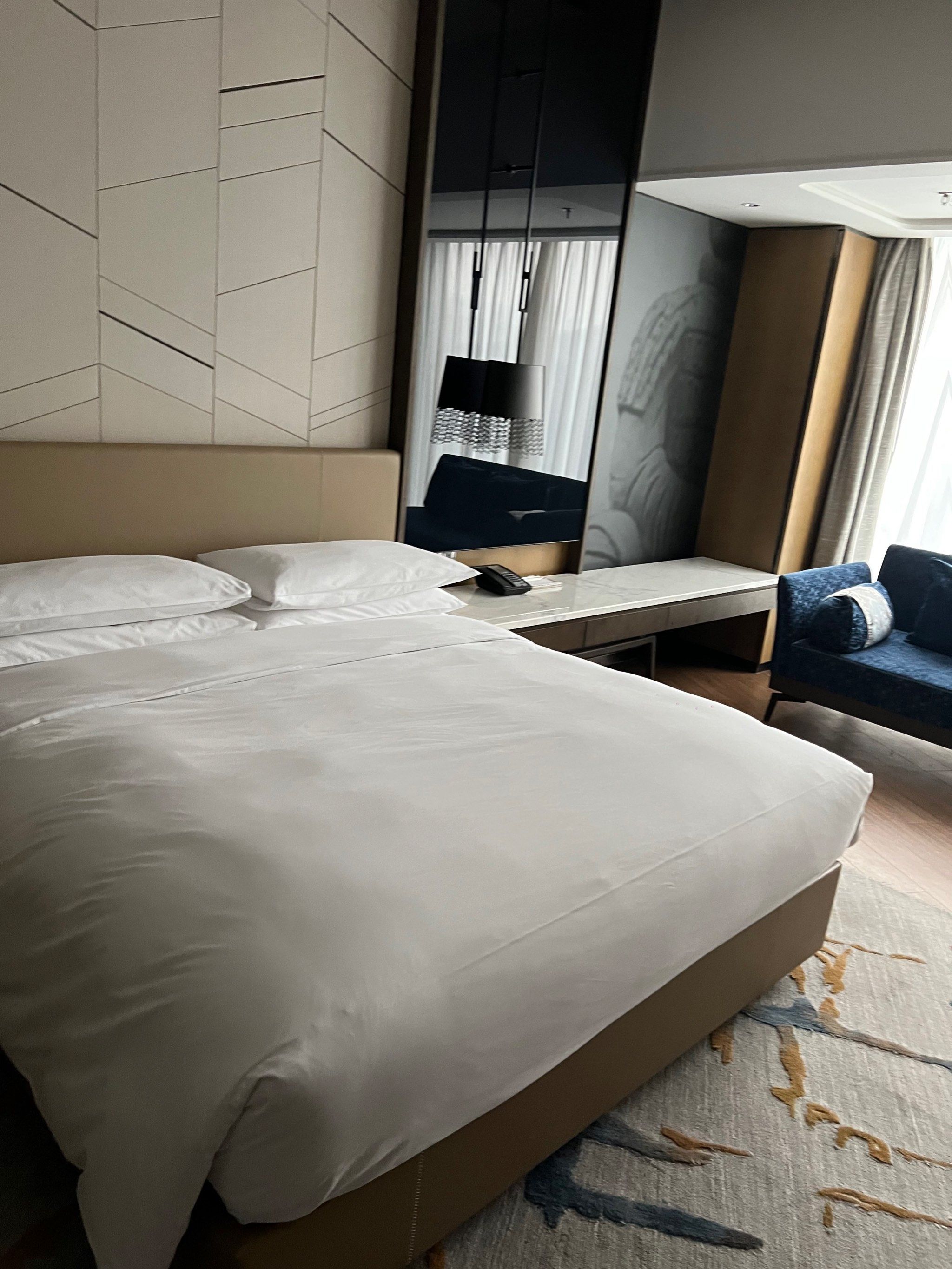 酒店业务毛利率转负，12连亏的西安旅游放弃直营酒店扩张，欲控股股东募资3亿解高负债难题