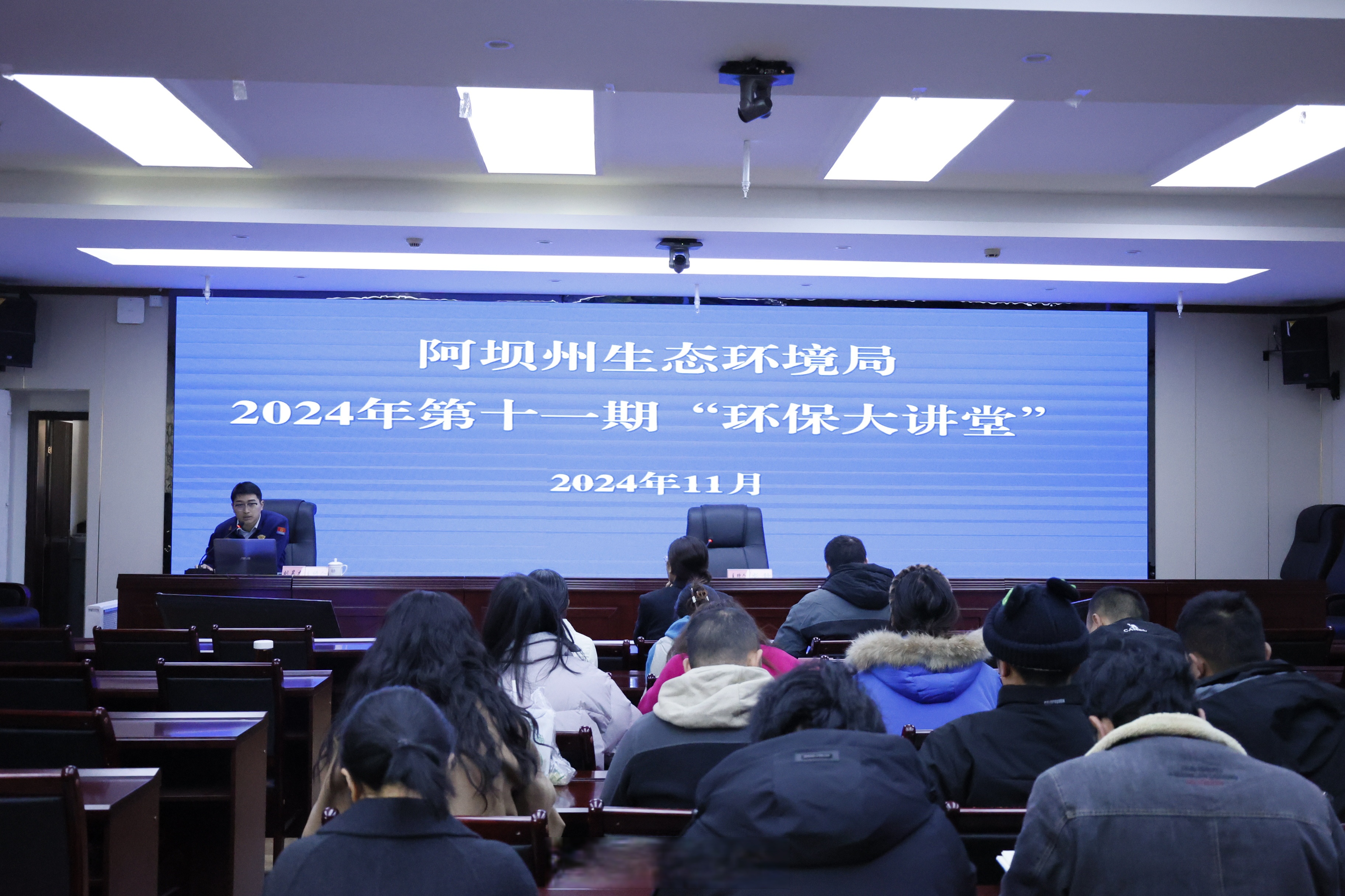 李家超主持跨部门紧急会议 全力协助大埔火警受影响居民