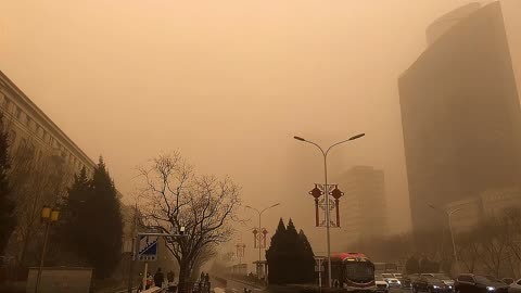 中国北方遭遇大范围沙尘天气