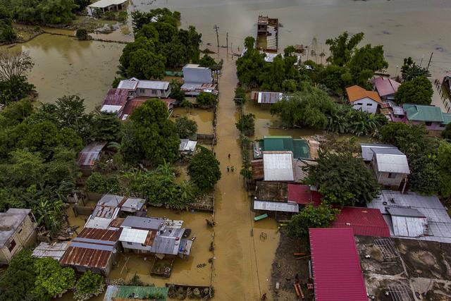 香港入境处于临时庇护中心为大埔火灾受灾民众补办身份证件