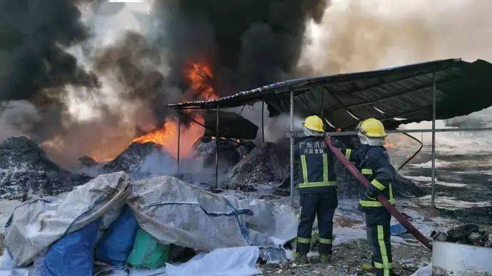 日本一家钢厂发生爆炸并引发大火 大量消防车赶赴现场