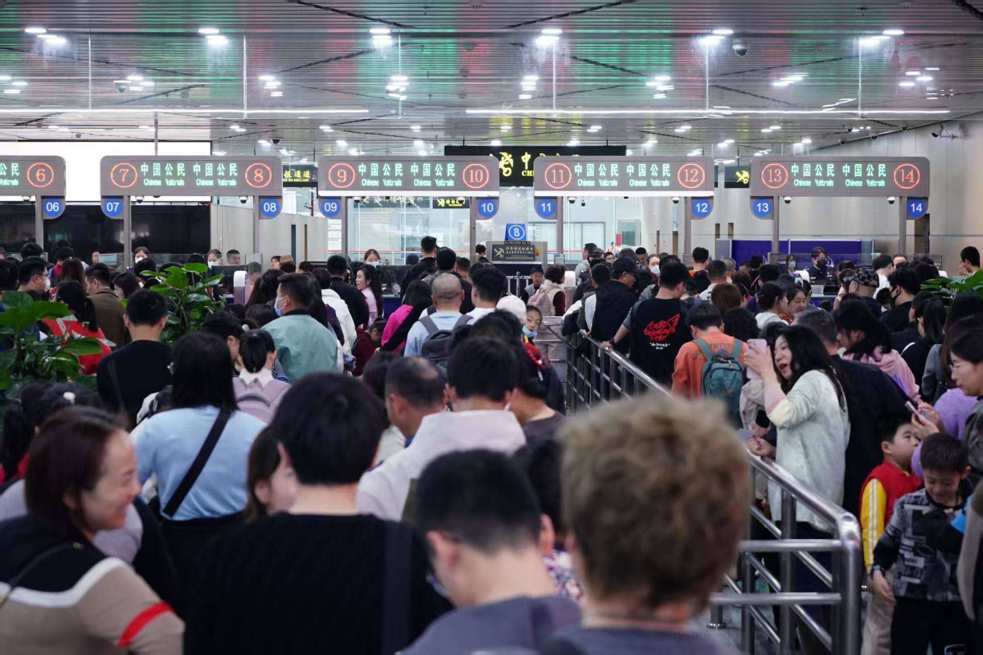 成都边检站今年查验出入境人员590万余人次 已超去年总量