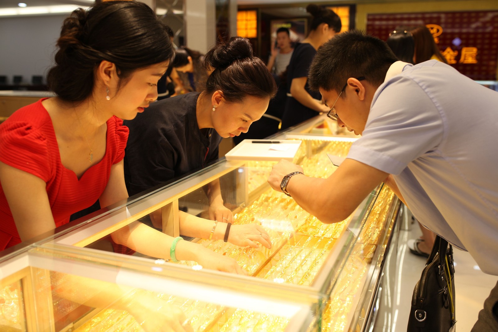 豫园股份等成立珠宝公司 含金银制品销售业务