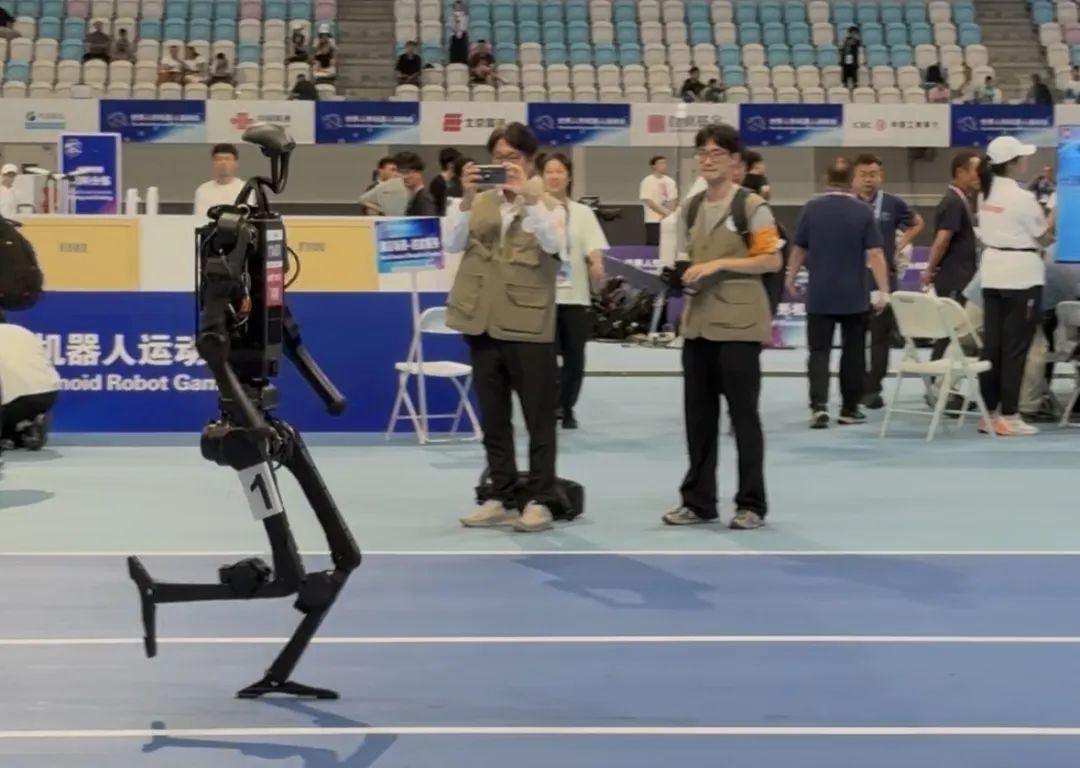 宇树机器人在王力宏演唱会秀高难度空翻，马斯克点赞