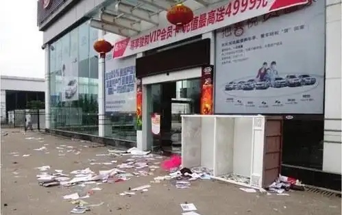 门店总经理带头,连夜搬空车辆!两家保时捷中心突然闭店,公司回应:不会跑路,店内全体员工放假!有员工担心:工资尚未结算
