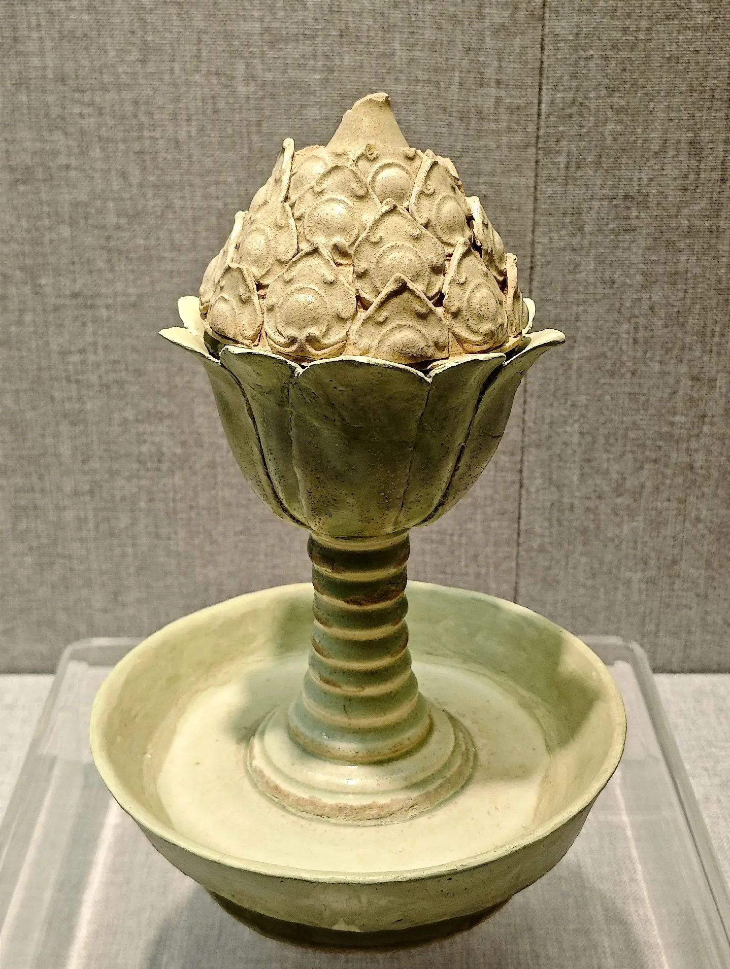 洛阳博物馆回应唐代陶马倾倒：系修补粘接剂老化开裂