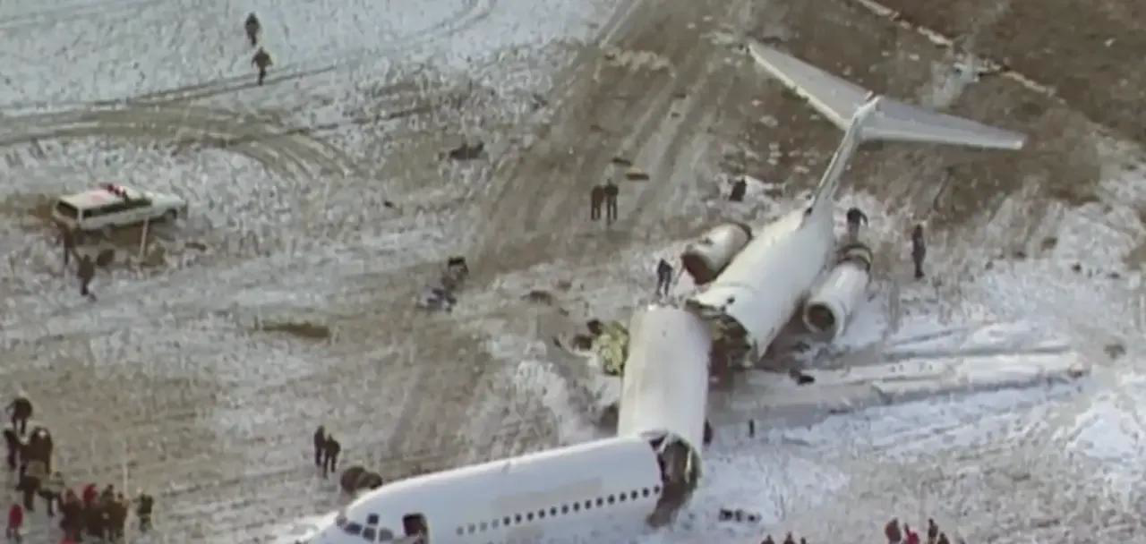 韩国济州一客机起飞前冒烟 122名乘客紧急撤离