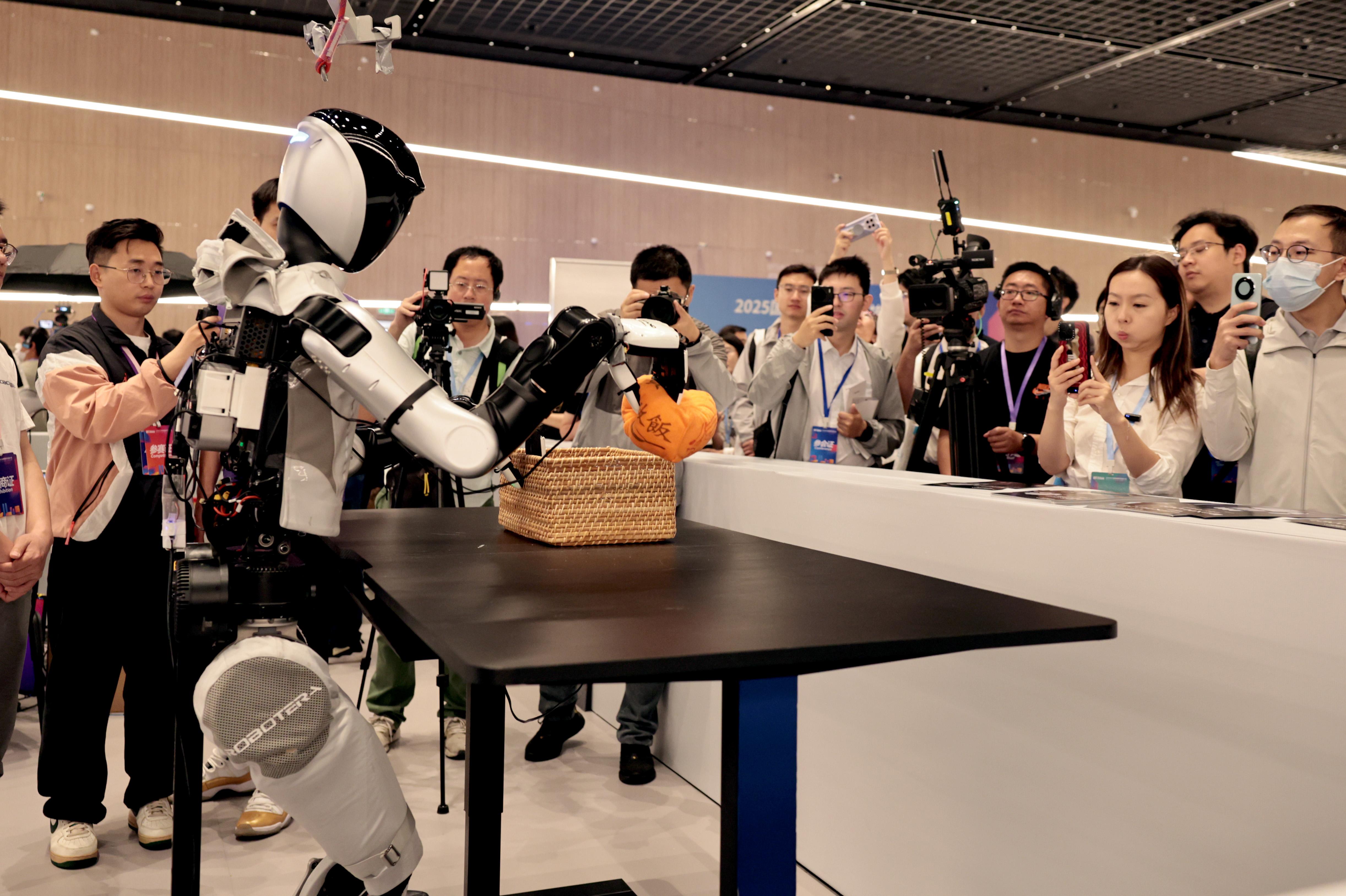 美的集团:面向商业与家庭场景的人形机器人“美拉”系列产品已进入最终测试阶段