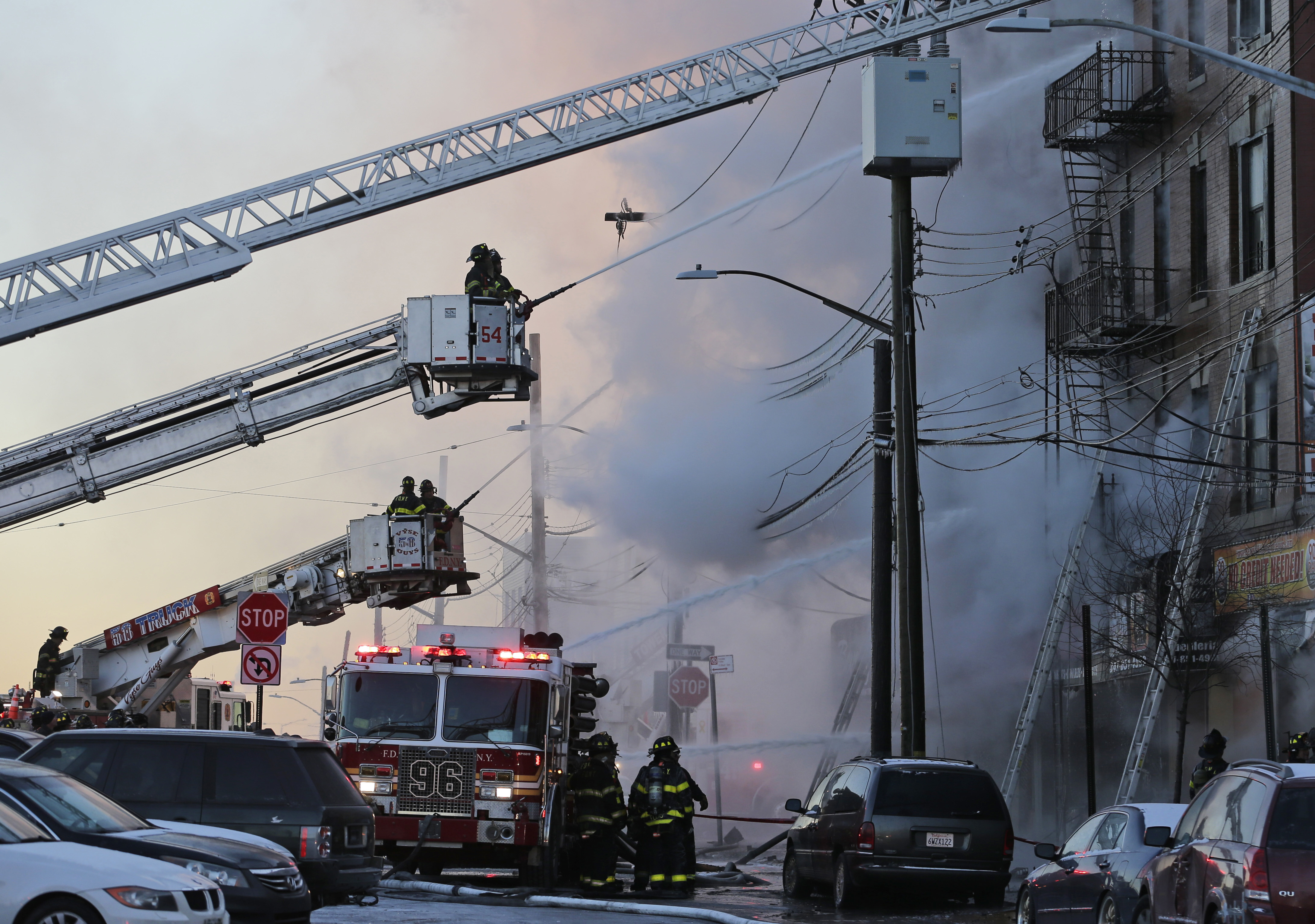 美国丹佛市一在建公寓楼失火 大批消防员赶往现场灭火