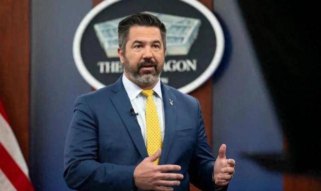 特朗普宣布：美国将掌管委内瑞拉直至“安全交接”，美石油公司将进入！他还发布马杜罗被抓后照片：戴手铐、双眼被蒙住！中俄英法表态