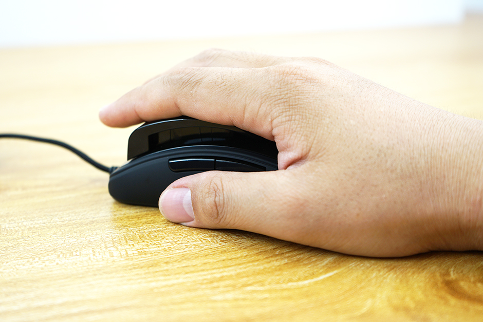 全球用户大面积中招：鼠标突然就“坏了”！不少人按到“手抽筋”，重装卸载也不管用，罗技回应