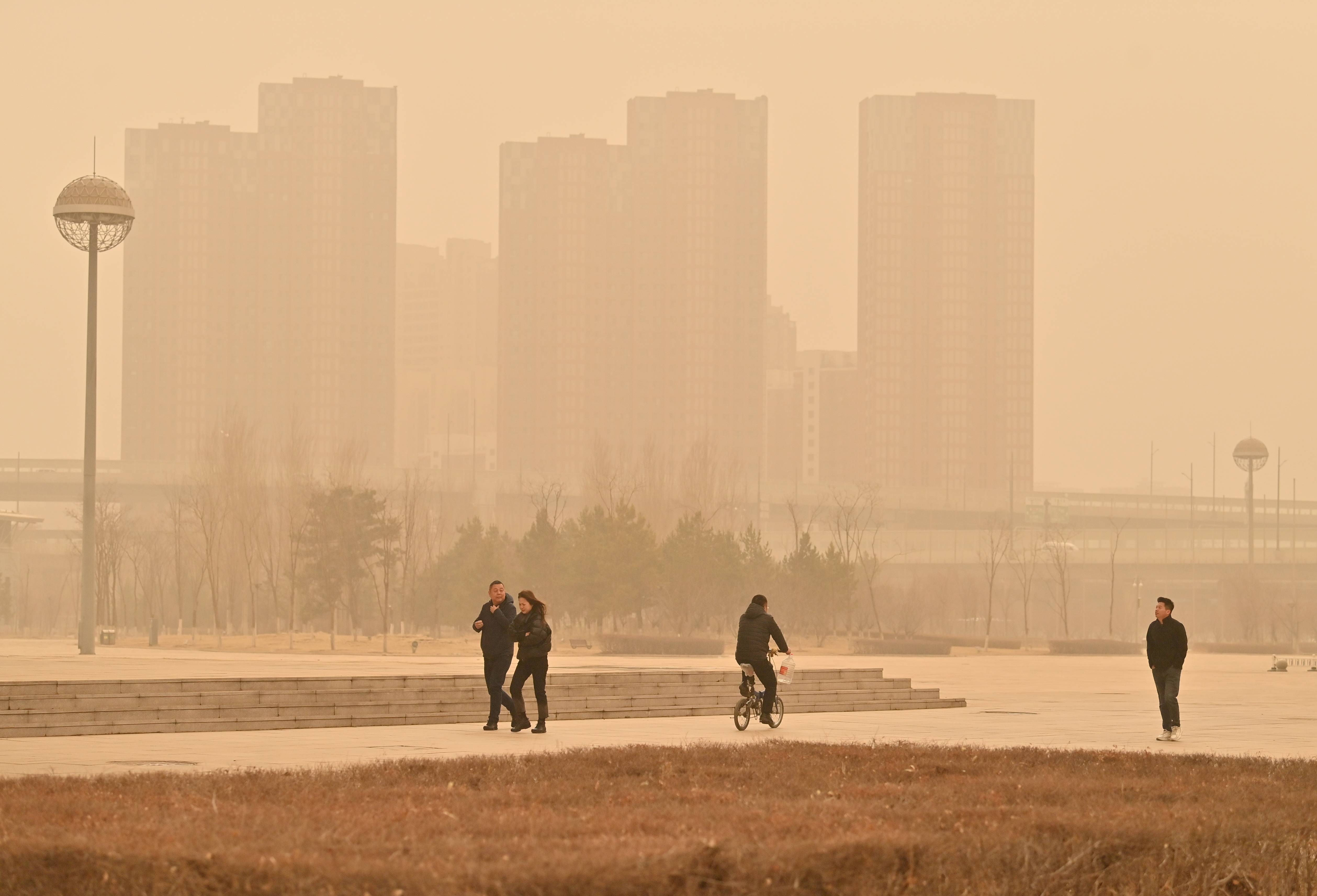 北京遭遇今冬首场大风沙尘天气