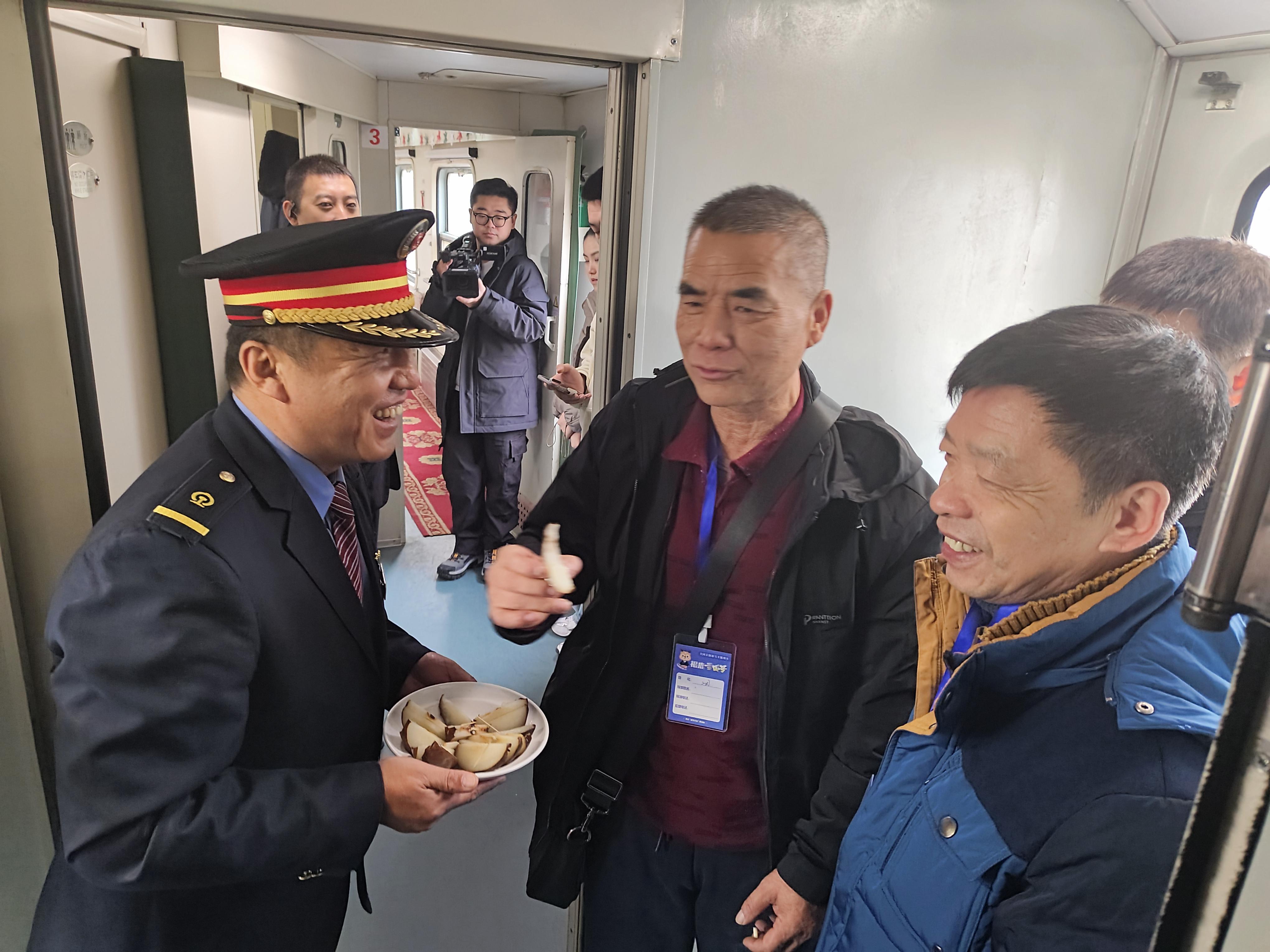 铁路部门在东北环线部分列车试点推出“雪具便利行”服务