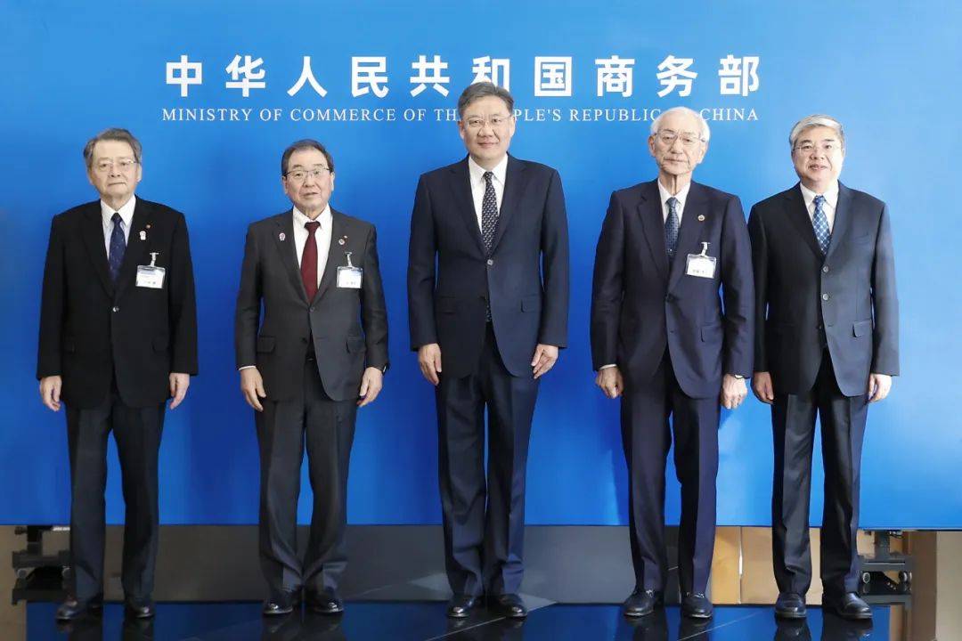 商务部部长王文涛与澳大利亚贸易部长法瑞尔、农业部长柯林斯通话